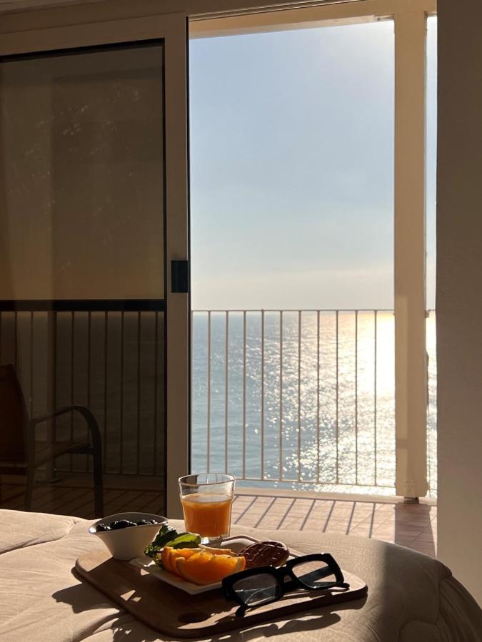 Window On The Sea Daire